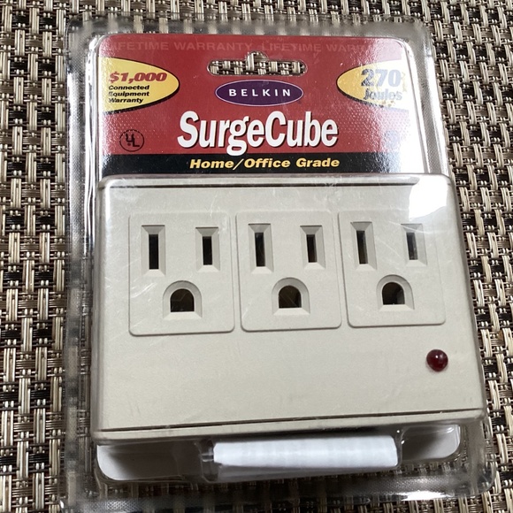 Belkin SurgeCube 270 joules Home/Office Grade F5C693 New - Picture 3 of 8